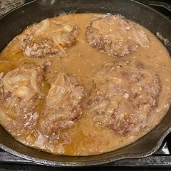A picture of Salisbury Steak.