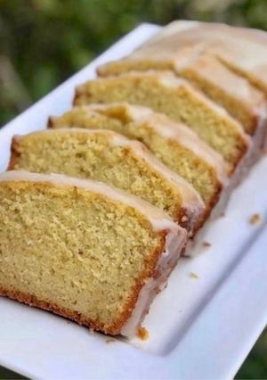 Una foto de Budín húmedo delimón glaseado