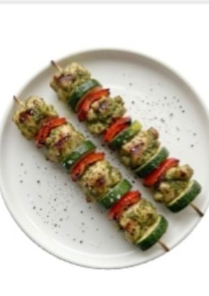 Hình của món Pesto Chicken Skewers (Gà xiên nướng sốt Pesto).