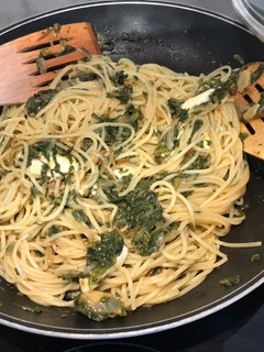 A picture of Pasta with spinach sauce.