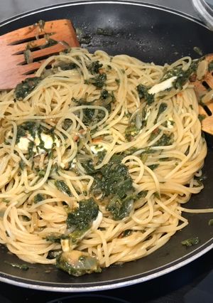 A picture of Pasta with spinach sauce.