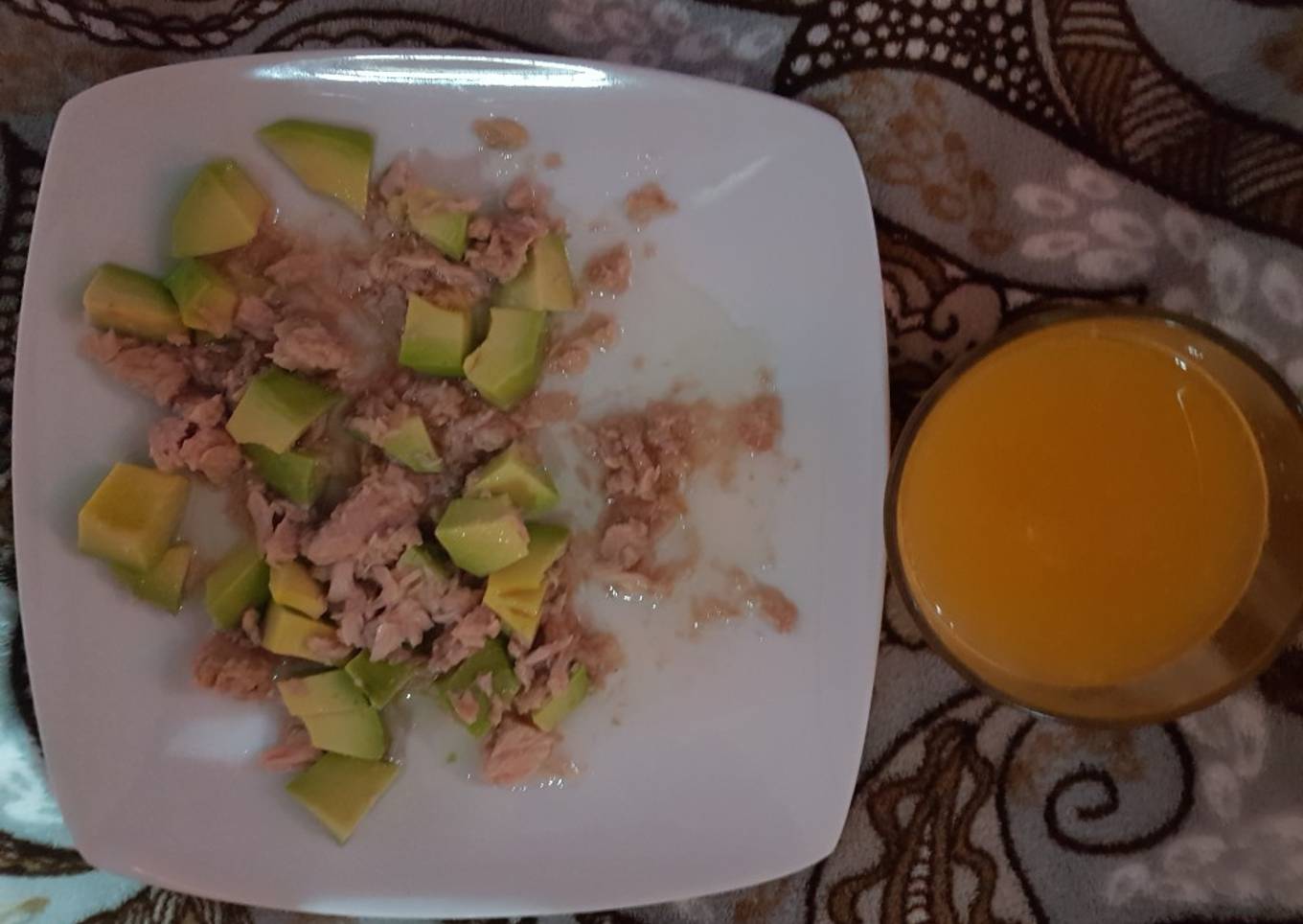 Ensalada de aguacate, atún acompañada de zumo de 🍊 con miel