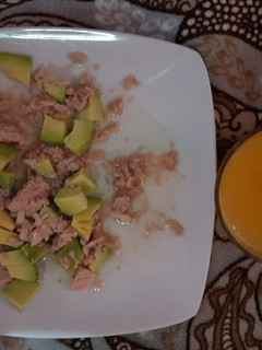 Una foto de Ensalada de aguacate, atún acompañada de zumo de 🍊 con miel