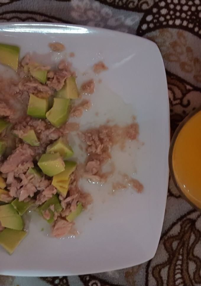 Una foto de Ensalada de aguacate, atún acompañada de zumo de 🍊 con miel