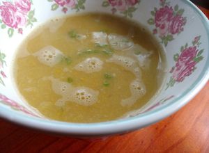 Una foto de Sopa de choclo 🌽 (con miso)