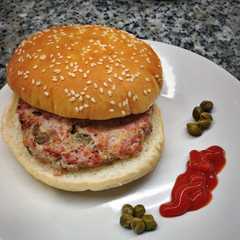 Una foto de Hamburguesa de alcaparras y bacon