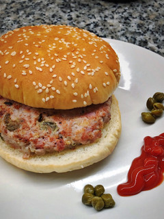 Una foto de Hamburguesa de alcaparras y bacon