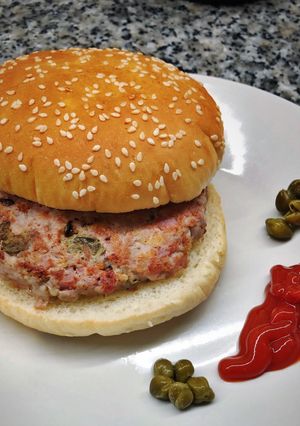 Una foto de Hamburguesa de alcaparras y bacon