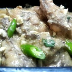 A picture of Murgh Badam Korma/ Chicken Korma with nuts.