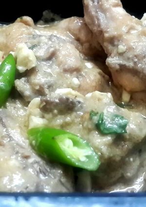 A picture of Murgh Badam Korma/ Chicken Korma with nuts.
