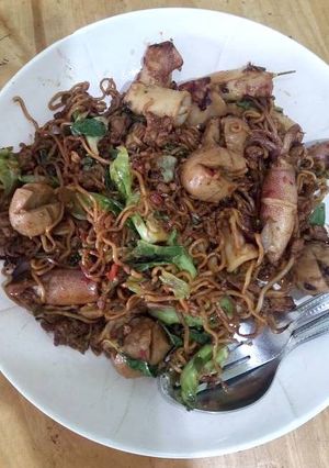 A picture of Spicy Stir-Fried Mama Noodles with Sichuan Peppercorns (Beijing Style).