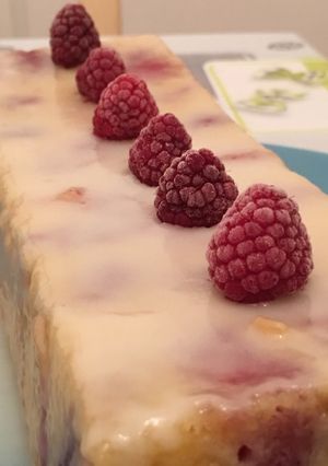 Foto principal de Tarta ligera de limón con frambuesas