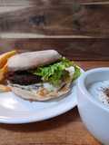 Hambúrguer de Portobello em Bolo do Caco e Cebola caramelizada