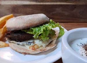 Foto de Hambúrguer de Portobello em Bolo do Caco e Cebola caramelizada