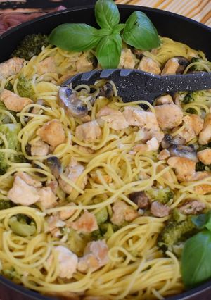 Zdjęcie przepisu Spaghetti z kurczakiem i brokułem.