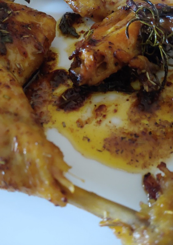 Una foto de Pollo al Ast con Romero, tomillo, hierbabuena, perejil, clavo, 🍋 y especias Cajún