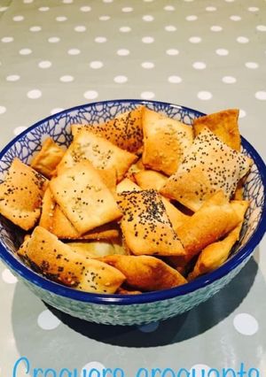 Une photo de Crackers croquant