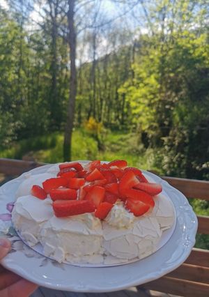 Une photo de Pavlova aux fraises