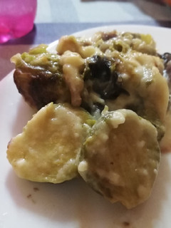 Una foto de Coles de bruselas gratinadas