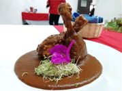 Una foto de pollo al cacao