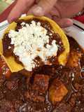 Guisado en salsa pasilla