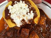Una foto de guisado con chile pasilla