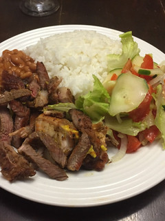 Una foto de Asado de Pollo, Chorizos y Cerdo a la Brasas