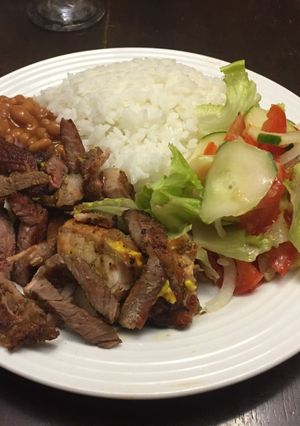 Una foto de Asado de Pollo, Chorizos y Cerdo a la Brasas
