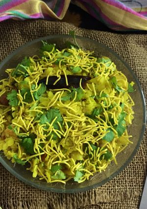 ઈંદોરી પૌંઆ (Indori Poha Recipe In Gujarati) રેસીપી મુખ્ય ફોટો