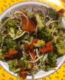 Brócoli con gulas y pimiento asado
