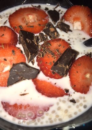 Una foto de Bol frío de chía, fresas y chocolate