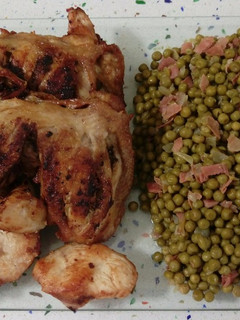 Una foto de Pollo frito y guisantes con jamón