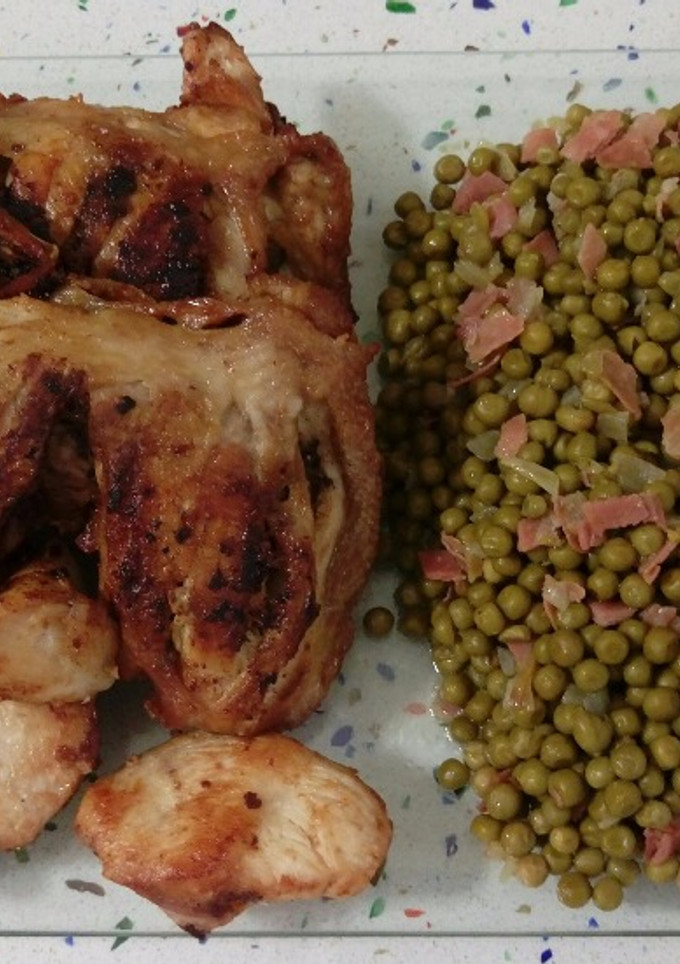 Una foto de Pollo frito y guisantes con jamón