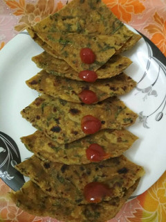 पालक पराठा (Palak paratha recipe in hindi) रेसिपी मुख्य फोटो