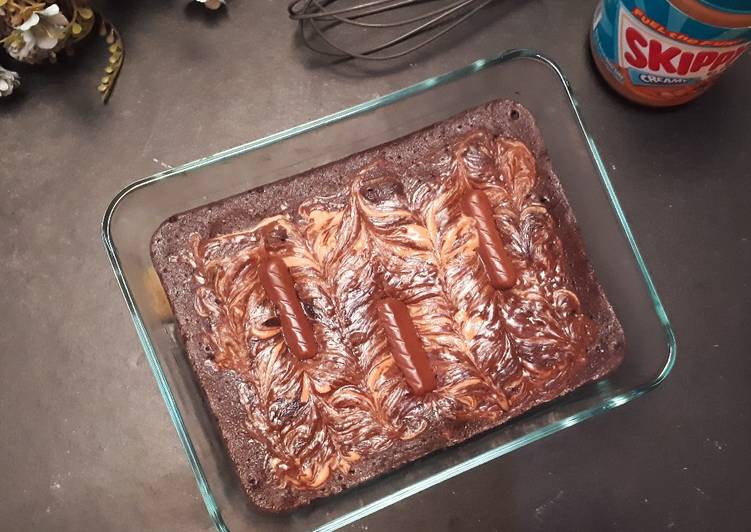 Langkah Mudah untuk Menyiapkan Peanut Butter Swirl Brownies, Lezat