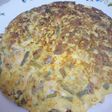 Tortilla de pollo con espárragos y ajo tierno