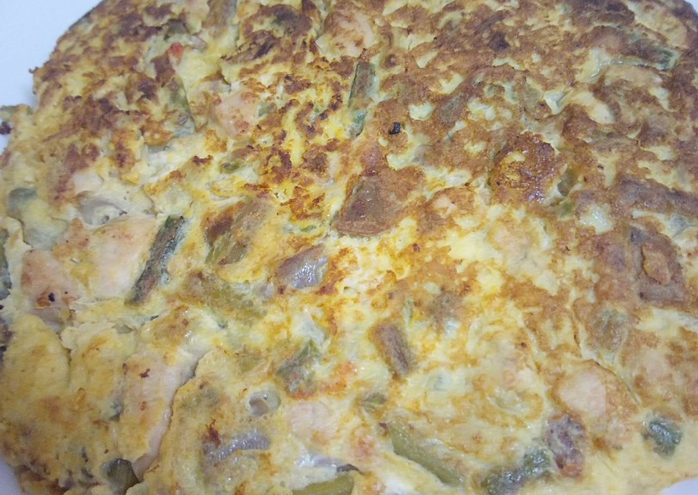 Tortilla de pollo con espárragos y ajo tierno