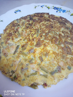 Una foto de Tortilla de pollo con espárragos y ajo tierno
