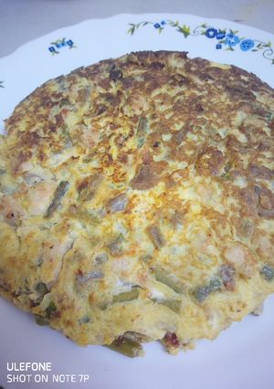 Una foto de Tortilla de pollo con espárragos y ajo tierno