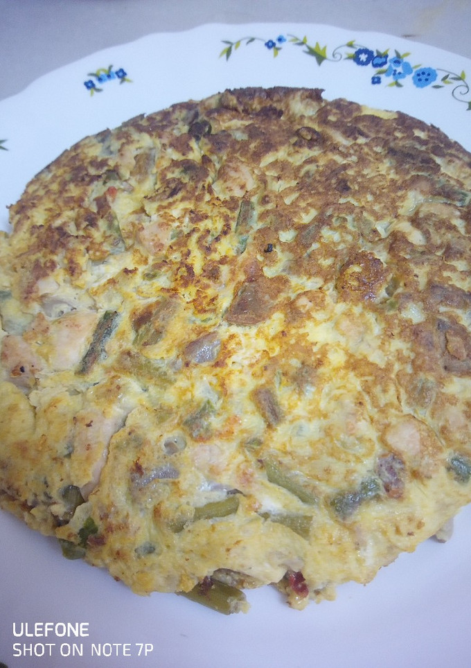 Una foto de Tortilla de pollo con espárragos y ajo tierno