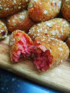 Una foto de Croquetas de arroz y remolacha 💜