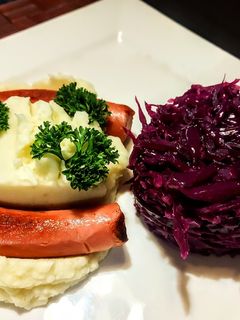 Una foto de PLATO TÍPICO🍻Alemán🇩🇪con Chucrut...!🫐