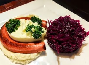 Una foto de PLATO TÍPICO🍻Alemán🇩🇪con Chucrut...!🫐