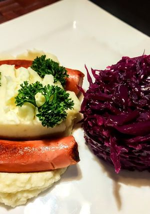 Una foto de PLATO TÍPICO🍻Alemán🇩🇪con Chucrut...!🫐
