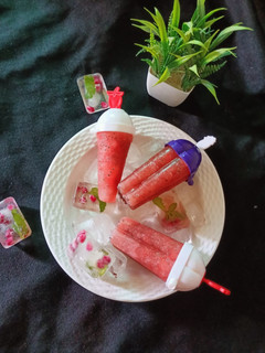 वाटरमेलन चिया पोप्सिकल (water melon chia popsicle) रेसिपी मुख्य फोटो