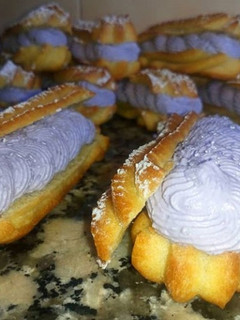 Una foto de Pasta choux con crema de mascarpone y moras
