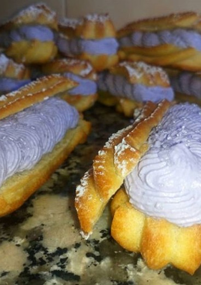 Una foto de Pasta choux con crema de mascarpone y moras