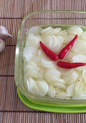 Hình của món Tỏi ngâm giấm.