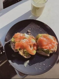 Foto de Tosta de Salmão Fumado e Abacate