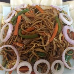 A picture of Veg hakka noodles.